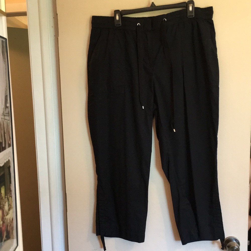 Sophisticated and elegant black cotton capris by Jones New York!